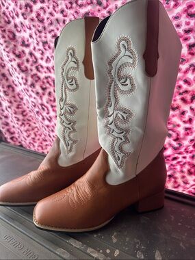 Classic Two-Tone Brown and Cream Western Boots for Women